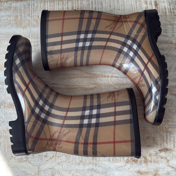 Burberry Haymarket Mid Rainboot Wellies {36/6.5} - Picture 6 of 9
